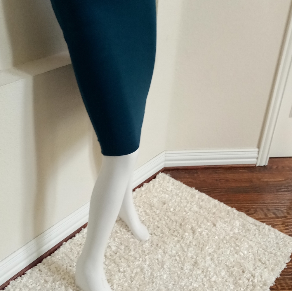 Very nice pencil skirt...great condition...looks great on.